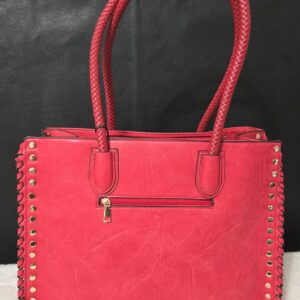 Bolso rojo amplio con detalles metalicos